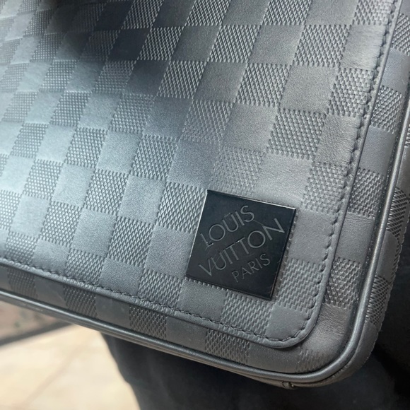 Louis Vuitton LEATHER. 👍👍MESSENGER BAG. DISTRICT PM box and dust comes with it - Picture 10 of 10